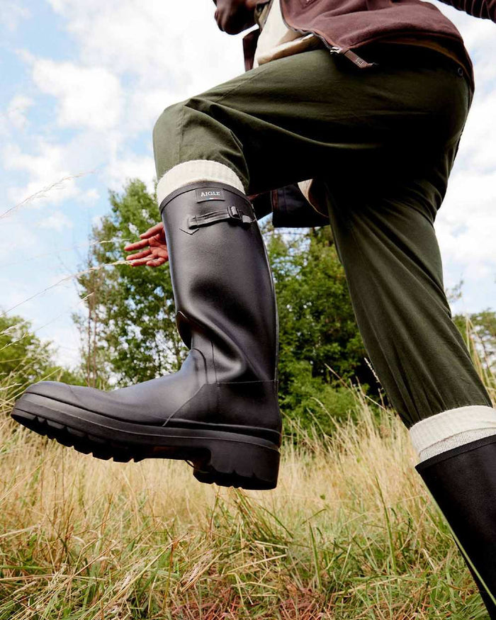 Noir coloured Aigle Womens Cessac Gardening Wellingtons on forest background #colour_noir