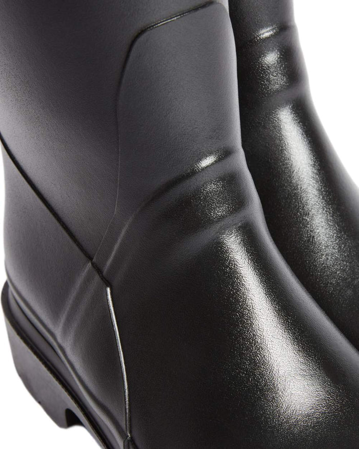 Noir coloured Aigle Womens Cessac Gardening Wellingtons on white background #colour_noir
