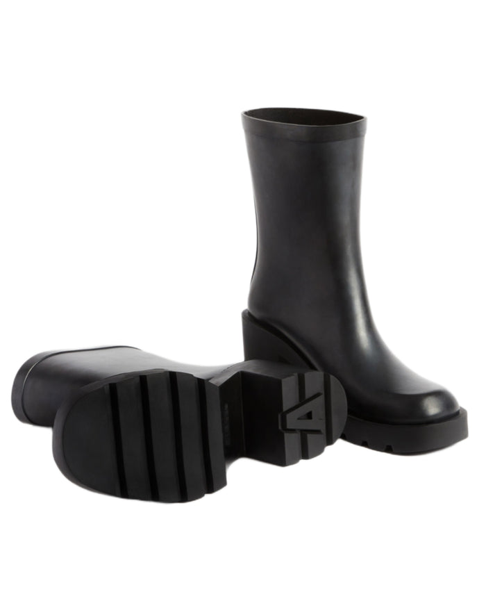 Noir coloured Aigle Womens Monceau Heeled Ankle Boots on white background #colour_noir
