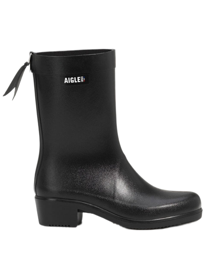 Noir coloured Aigle Womens Myrica Mid Ankle Boots on white background #colour_noir
