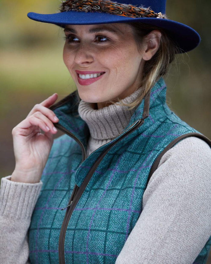 Seagrass coloured Alan Paine Womens Didsmere Gilet on blurry background #colour_seagrass