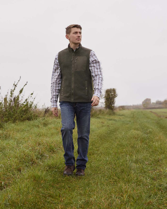 Earth coloured Ariat Mens Millbrae Gilet on field background #colour_earth