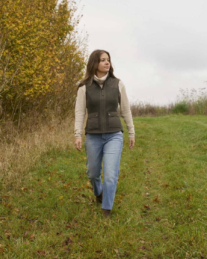 Earth coloured Ariat Womens Millbrae Gilet on field background #colour_earth