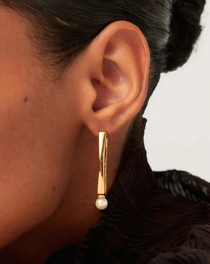 Button Pearl Ovate Hoop Earrings | 18ct Gold Plated/Pearl Earrings Missoma