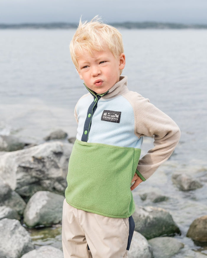 Algae Green coloured Didriksons Childrens Monte Half Button Fleece 4 on coastal background #colour_algae-green