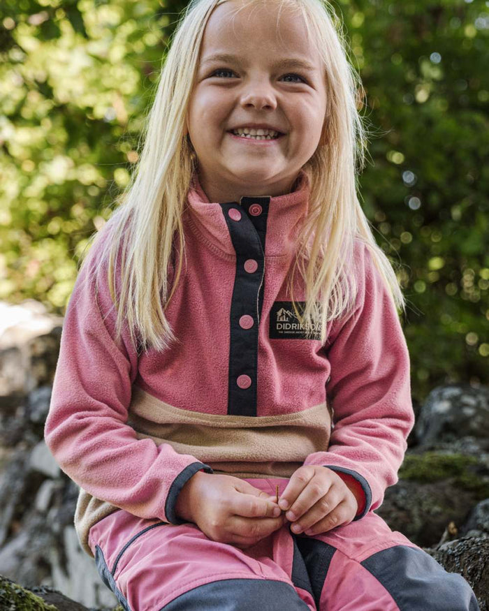 Heather Pink coloured Didriksons Childrens Monte Half Button Fleece 5 on tree background #colour_heather-pink