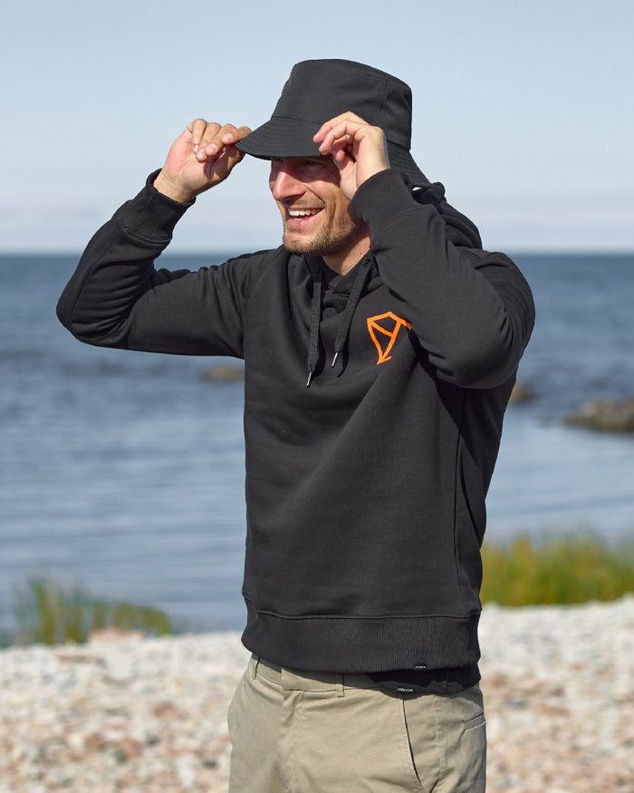 Black coloured Didriksons Solomon Bucket Hat on sea background #colour_black