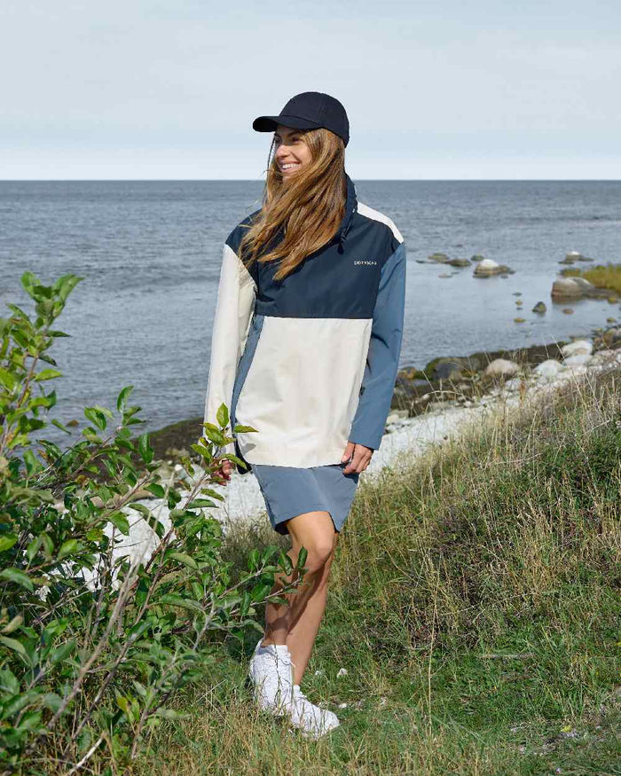 True Blue Dark Blue White coloured Didriksons Womens Thyra Jacket 3 on sea background #colour_true-blue-dark-blue-white