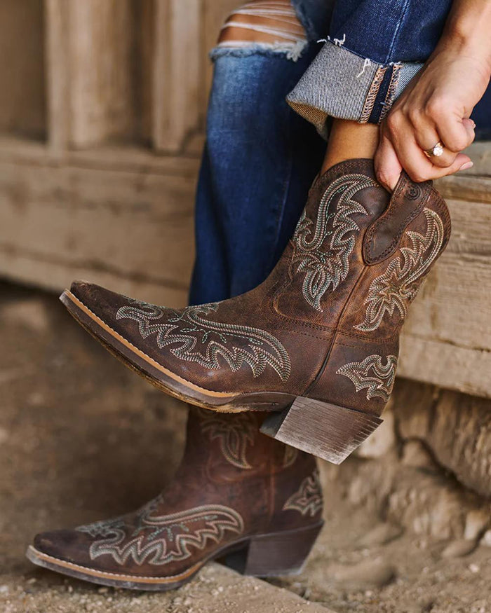 Driftwood coloured Durango Womens Shyloh Pony Boots on outdoor background #colour_driftwood