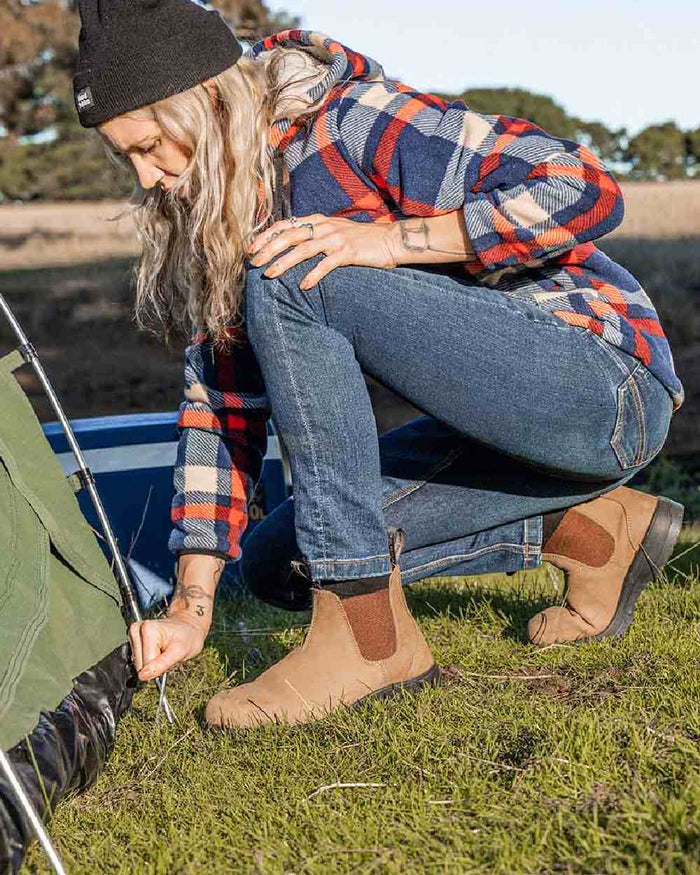 Crazyhorse Coloured Hard Yakka Brumby Non-Safety Dealer Boots on Outdoor Background
#colour_crazyhorse