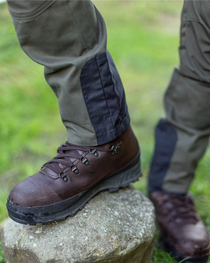 Forest coloured Harehill Ridgegate Trousers With DWR on blurry background #colour_forest
