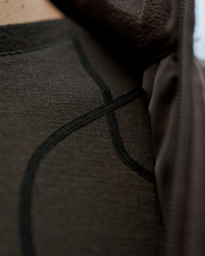 Shadow Brown Coloured Harkila Aspire Base Layer Set on outdoor background #colour_shadow-brown