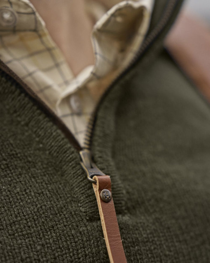 Rosin Coloured Harkila Vincent Merino Half Zip Pullover on outdoor background #colour_rosin