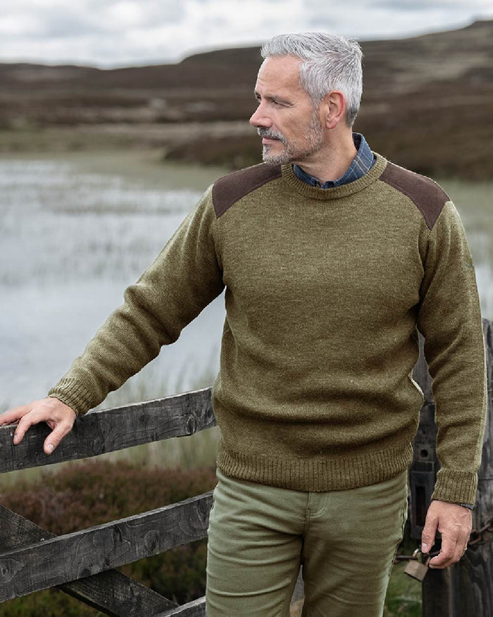 Meadow Green coloured Hoggs of Fife Melrose II Crew Pullover on pond background #colour_meadow-green