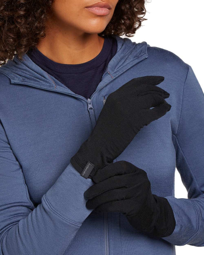 Black Coloured Icebreaker 200 Oasis Glove Liners on white background #colour_black