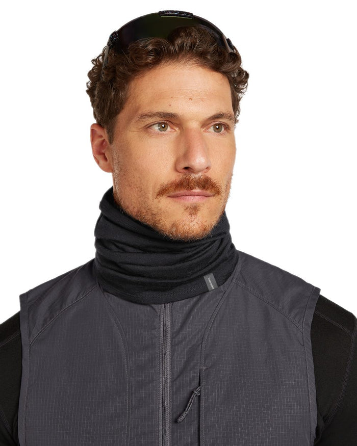 Black Coloured Icebreaker Merino 200 Flexi Chute on white background #colour_black