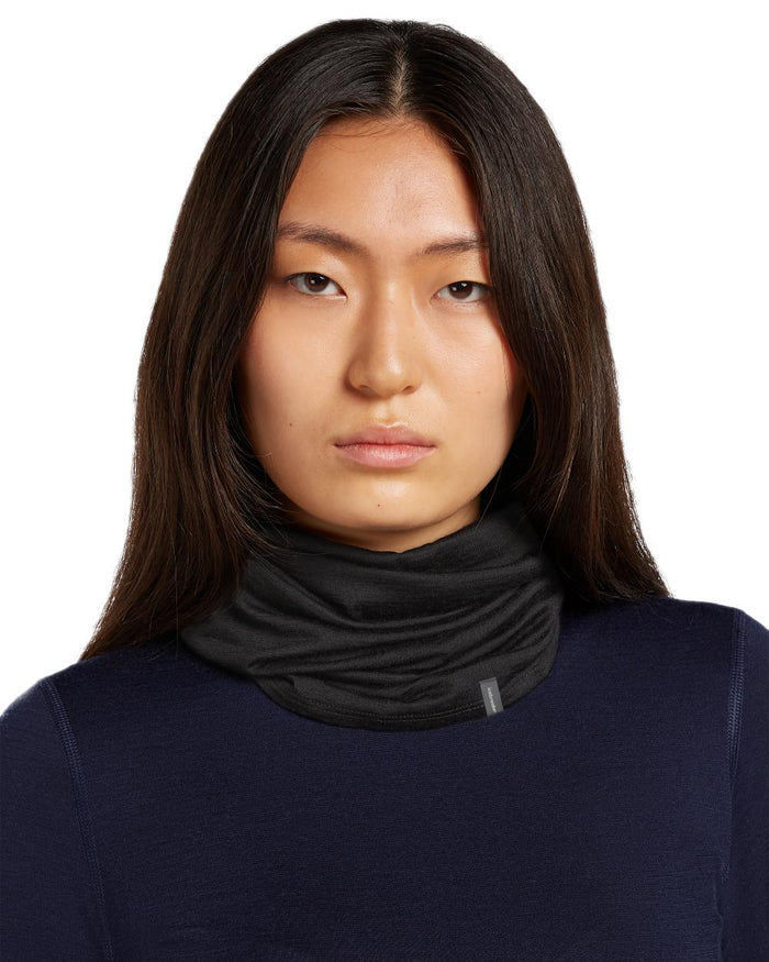 Black Coloured Icebreaker Merino 200 Flexi Chute on white background #colour_black