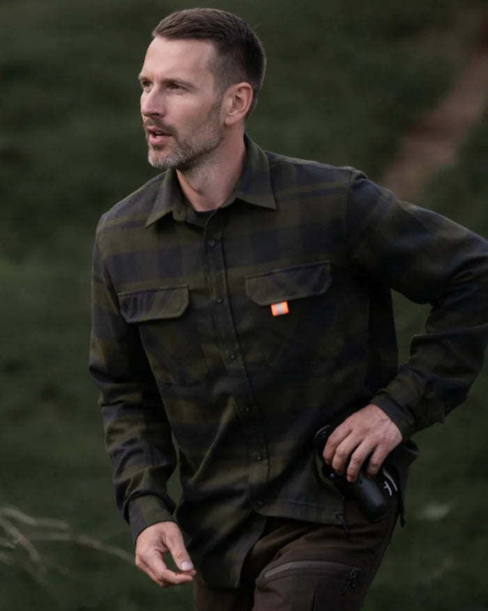 Dark Green coloured Northern Hunting Mens Kaare Cotton Stretch Shirt on forest background #colour_dark-green