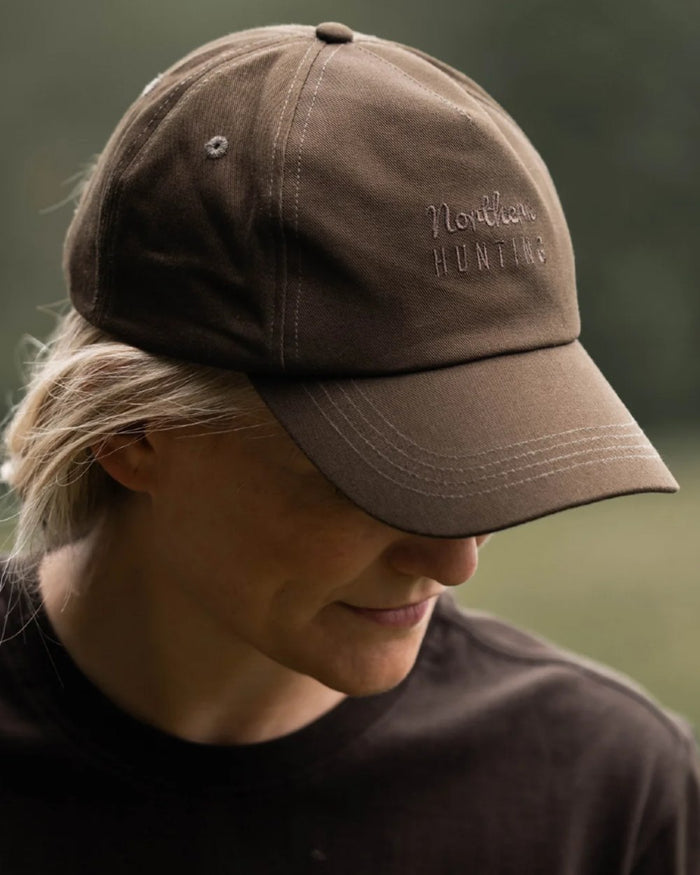Green coloured Northern Hunting Ravn Water Repellent Cap on blurry background #colour_green