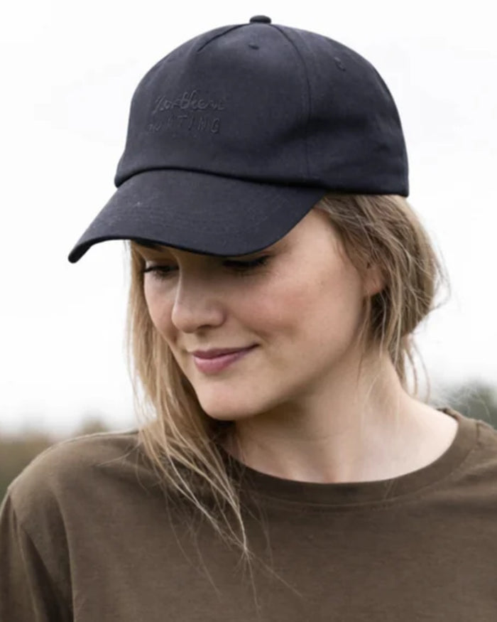 Black coloured Northern Hunting Ravn Water Repellent Cap on blurry background #colour_black
