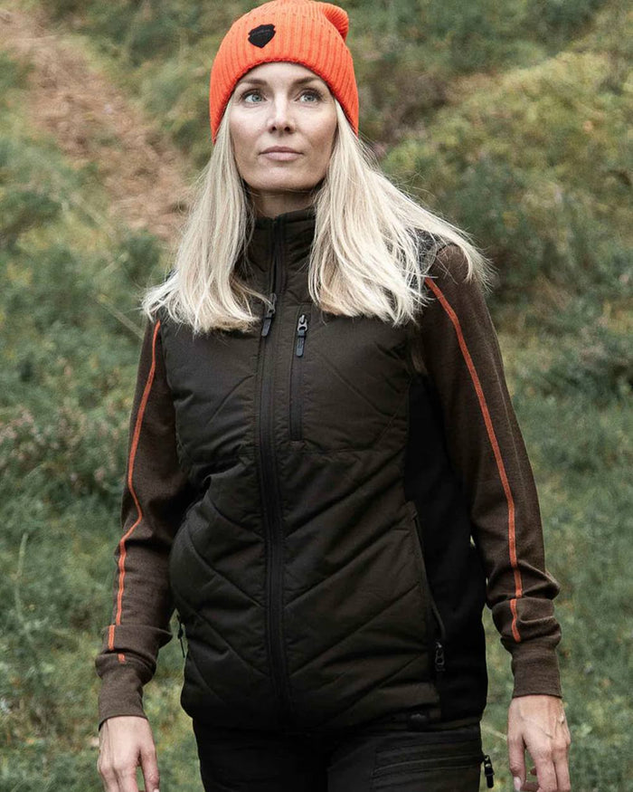 Dark Green coloured Northern Hunting Reidar Heat Vest on forest background #colour_dark-green