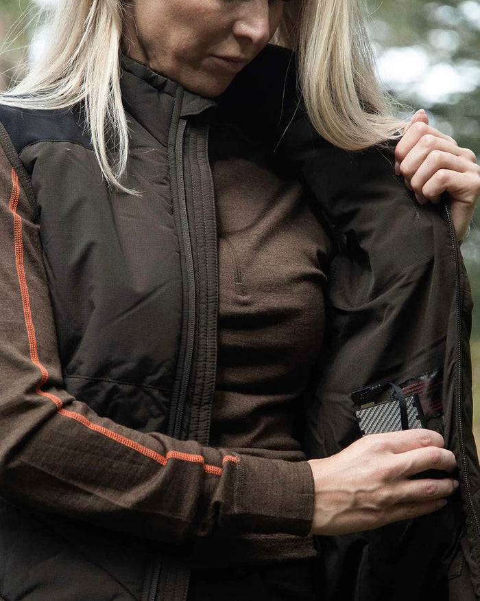 Dark Green coloured Northern Hunting Reidar Heat Vest on forest background #colour_dark-green
