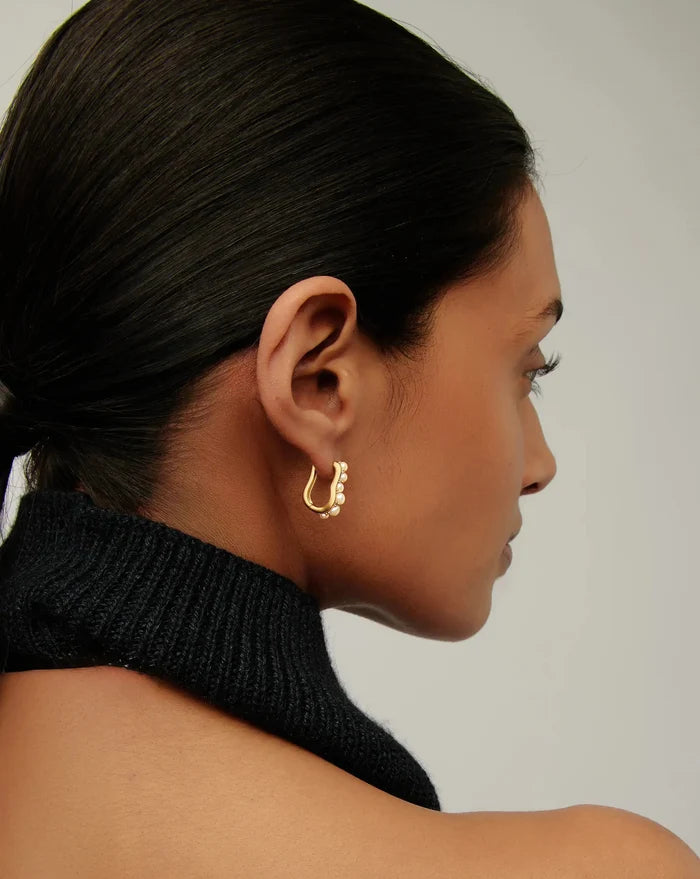 Pearl Wave Small Hoop Earrings | 18ct Gold Plated/Pearl Earrings Missoma
