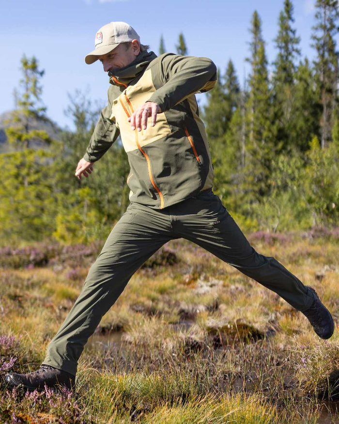 Mossgreen Coloured Pinewood Mens Abisko Light Stretch Trousers on outdoor background #colour_mossgreen