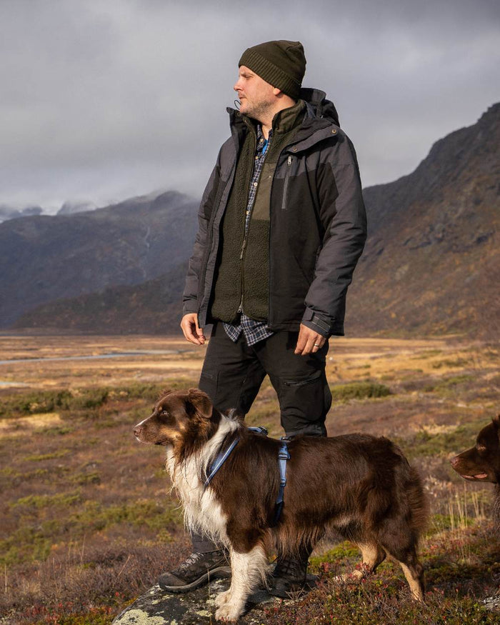 Black Dark Anthracite Coloured Pinewood Mens Finnveden Hybrid Extreme Jacket on forest background #colour_black-dark-anthracite