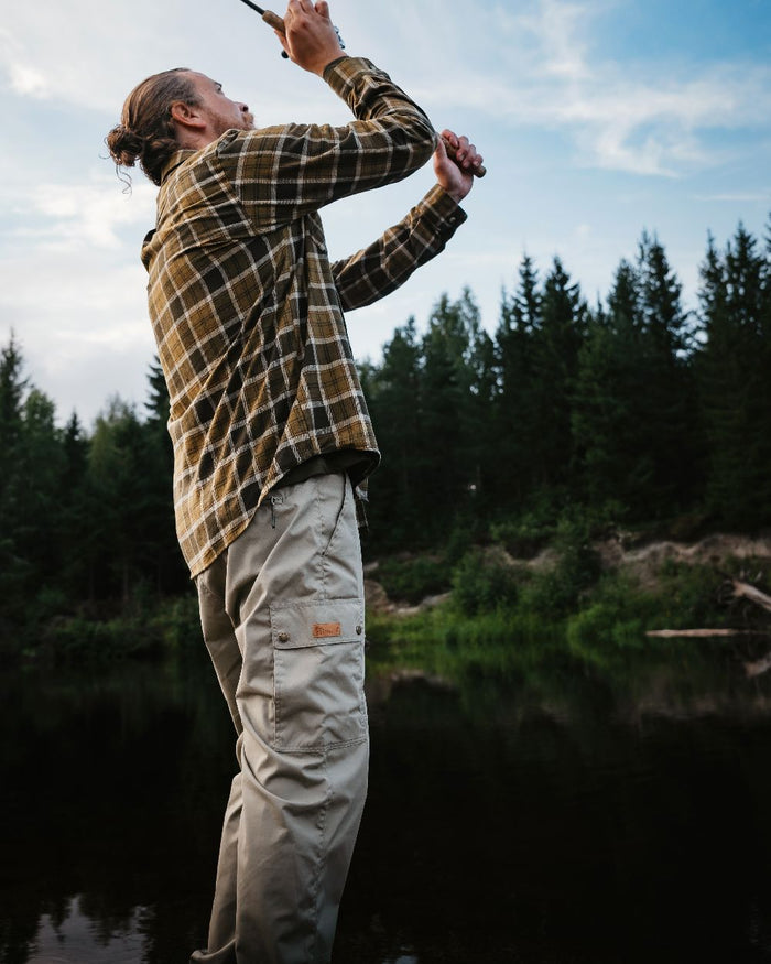 Light Khaki Coloured Pinewood Mens Finnveden Outdoor Classical Trousers on outdoor background #colour_light-khaki