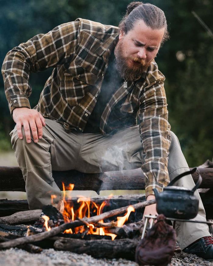 Light Khaki Coloured Pinewood Mens Finnveden Outdoor Classical Trousers on outdoor background #colour_light-khaki