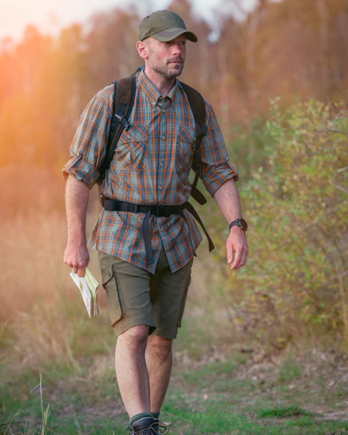 Hunting Olive Coloured Pinewood Mens Värnamo Serengeti Shorts on forest background #colour_hunting-olive