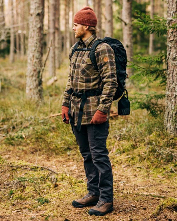 Dark Anthracite Coloured Pinewood Mens Värnamo Serengeti Trousers on outdoor background #colour_dark-anthracite