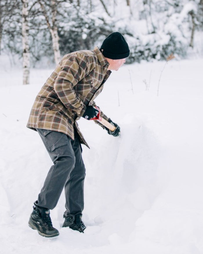 Dark Anthracite Coloured Pinewood Mens Värnamo Serengeti Trousers on snow background #colour_dark-anthracite