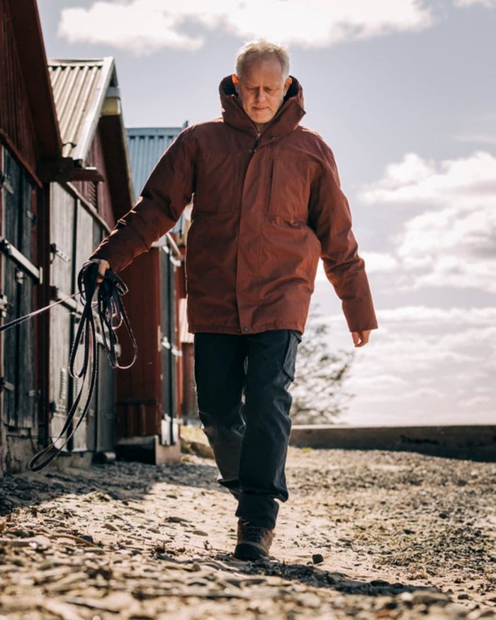 Dark Anthracite Coloured Pinewood Mens Värnamo Serengeti Trousers on outdoor background #colour_dark-anthracite