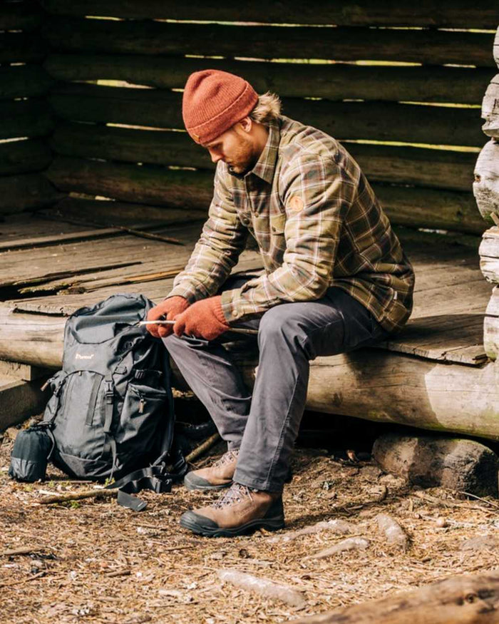 Dark Anthracite Coloured Pinewood Mens Värnamo Serengeti Trousers on outdoor background #colour_dark-anthracite