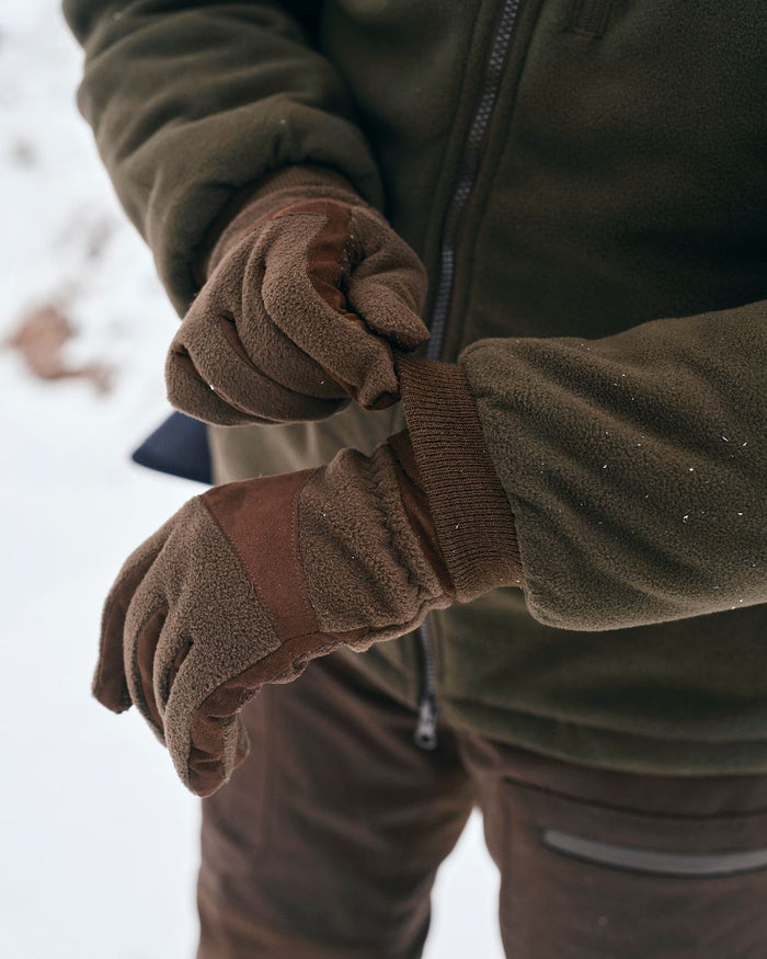 Hunting Brown Suede Brown Coloured Pinewood Smaland Hunters Extreme Fleece Gloves on snow background #colour_hunting-brown-suede-brown