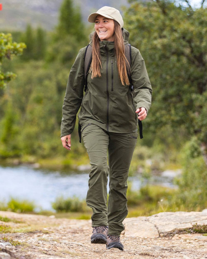 Mossgreen Coloured Pinewood Womens Abisko Light Stretch Jacket on outdoor background #colour_mossgreen