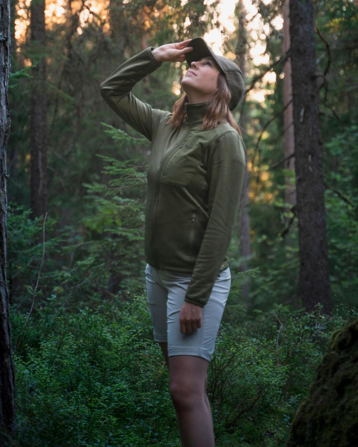 Leaf coloured Pinewood Womens Brenton Power Fleece Jacket on forest background #colour_leaf
