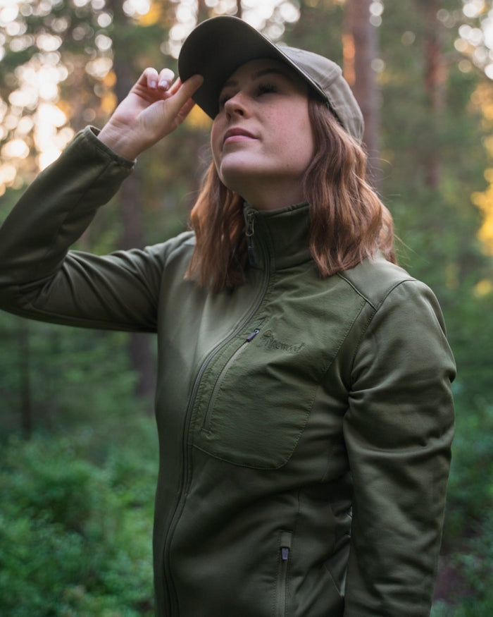 Leaf coloured Pinewood Womens Brenton Power Fleece Jacket on forest background #colour_leaf