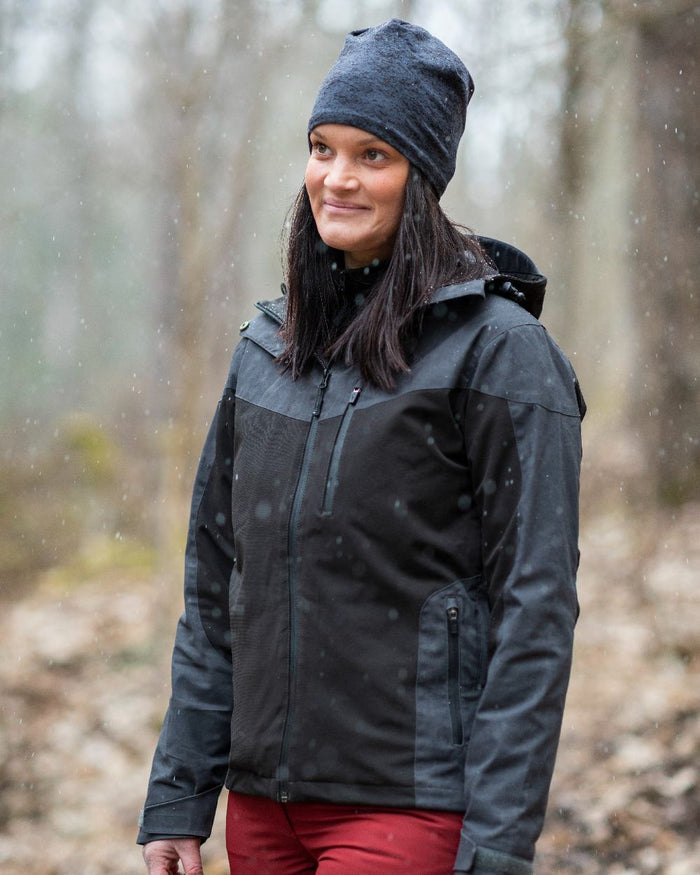 Black Dark Anthracite Coloured Pinewood Womens Finnveden Hybrid Extreme Jacket on outdoor background #colour_black-dark-anthracite