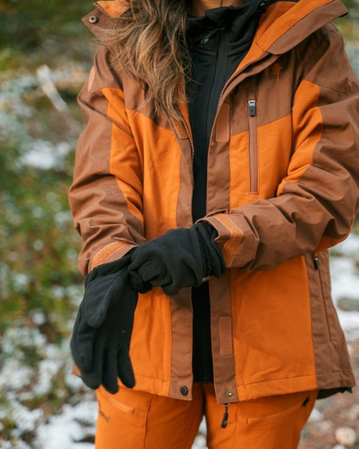 Fudge Nougat Coloured Pinewood Womens Finnveden Hybrid Extreme Jacket on outdoor background #colour_fudge-nougat