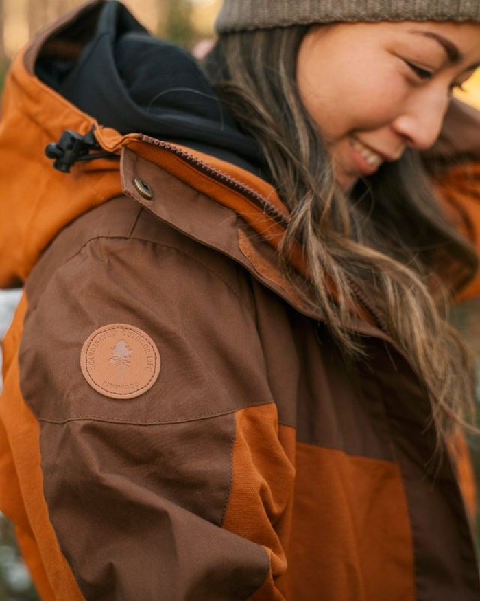 Fudge Nougat Coloured Pinewood Womens Finnveden Hybrid Extreme Jacket on outdoor background #colour_fudge-nougat