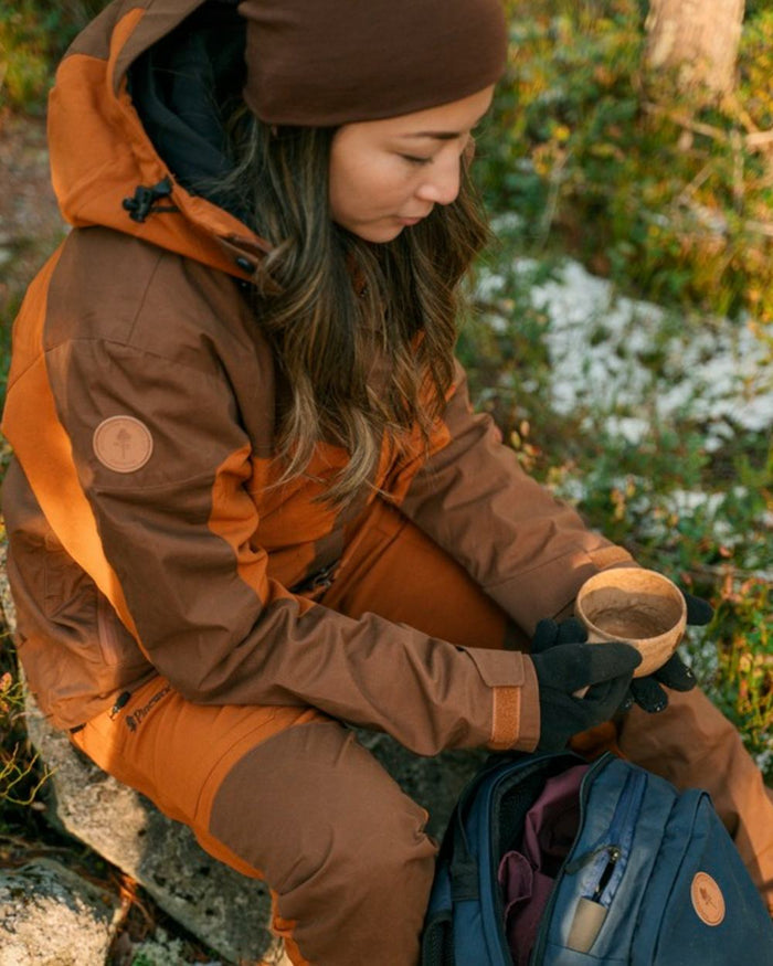 Fudge Nougat Coloured Pinewood Womens Finnveden Hybrid Extreme Jacket on outdoor background #colour_fudge-nougat