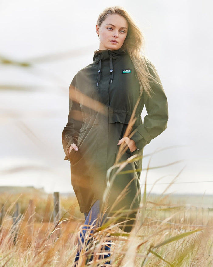 Deep Forest Coloured Ridgeline Womens Blakeney Parka on outdoor background #colour_deep-forest