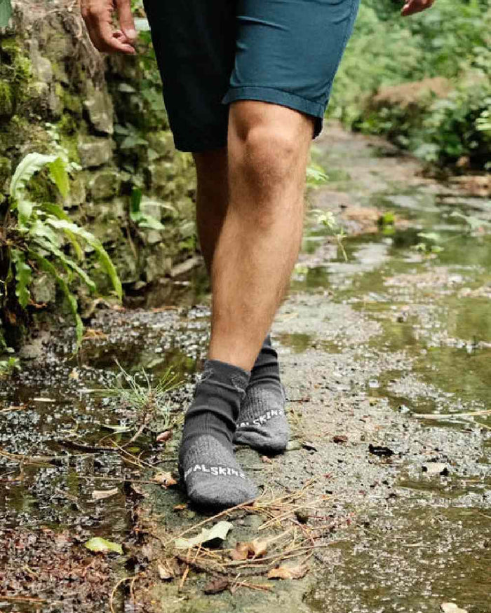 Black Coloured Sealskinz Raynham Waterproof All Weather Mid Length Sock on outdoor background #colour_black