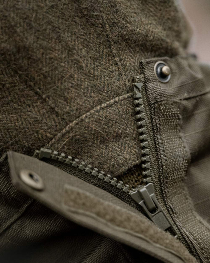 Shaded Olive coloured Seeland Buckthorn Duro Gaiters on forest background #colour_shaded-olive