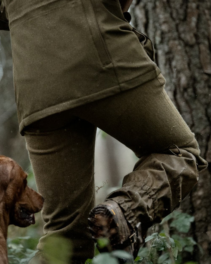 Shaded Olive coloured Seeland Buckthorn Duro Gaiters on forest background #colour_shaded-olive
