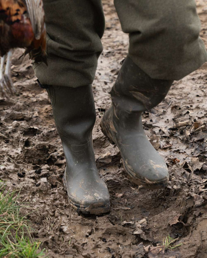 Pine Green Coloured Seeland Hillside Classic Boots on outdoor background #colour_pine-green