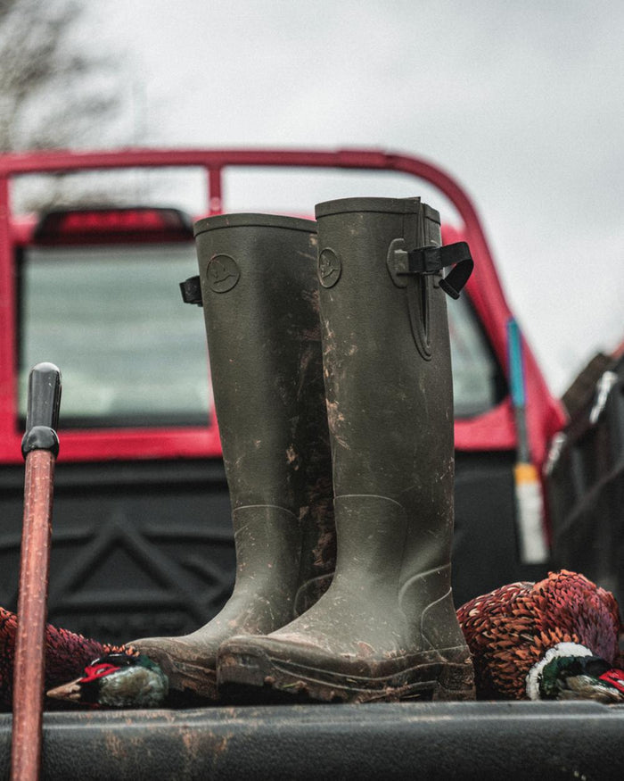 Pine Green Coloured Seeland Hillside Classic Boots on outdoor background #colour_pine-green